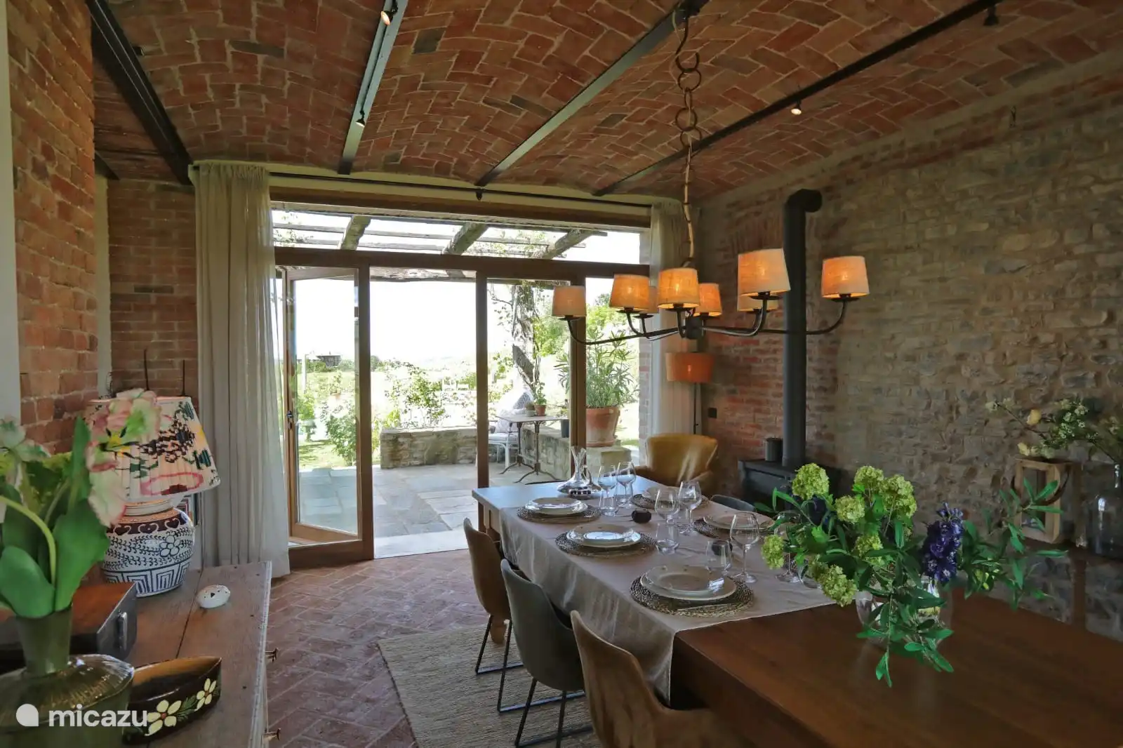 Eetkamer met eettafel voor ruim 12 personen. 