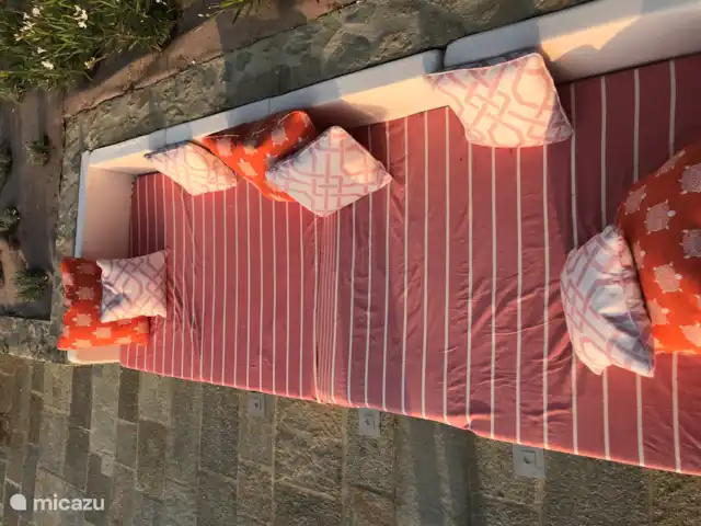 Casa Rinaldi  | Italie, Piémont, Monforte D Alba - maison de vacances Canapé lounge spacieux de 4 mètres de large et 2,5 mètres de profondeur. Ce canapé est en plein soleil toute la journée. Ici vous avez une belle vue sur les vignes avec les montagnes en arrière-plan.