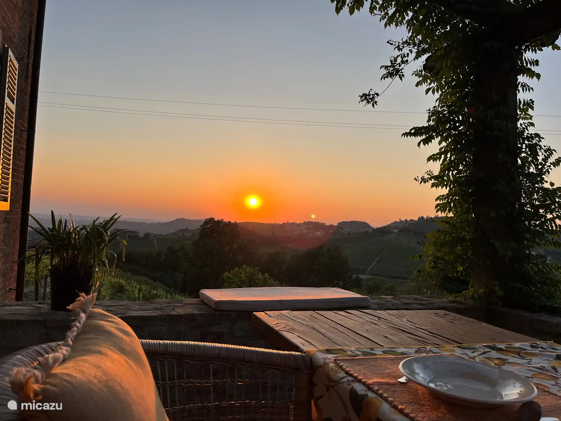 Het genieten van het ondergaan de zon. 