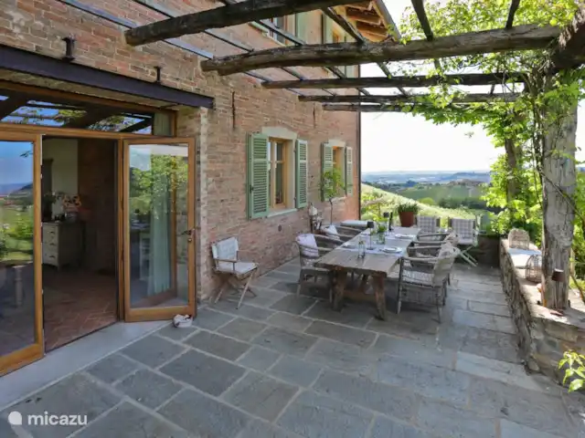 Casa Rinaldi  | Italie, Piémont, Monforte D Alba - maison de vacances Terrasse vue village et montagnes.
