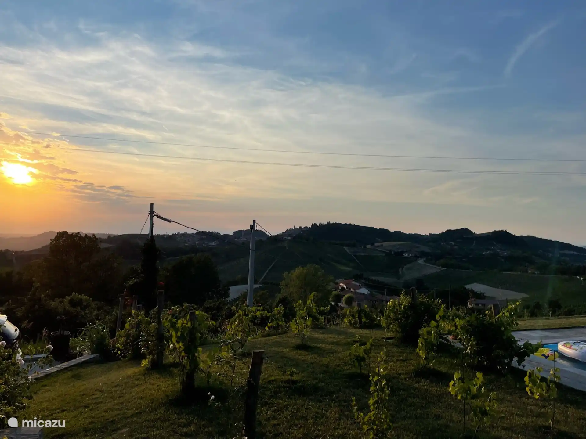 Rondom het zwembad met uitzicht op de bergen.