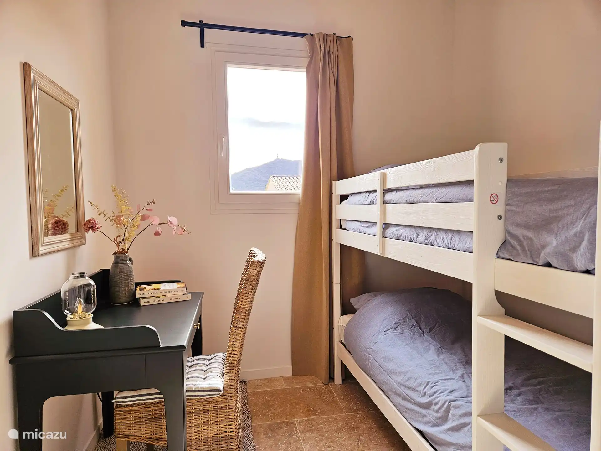 dormitorio con literas