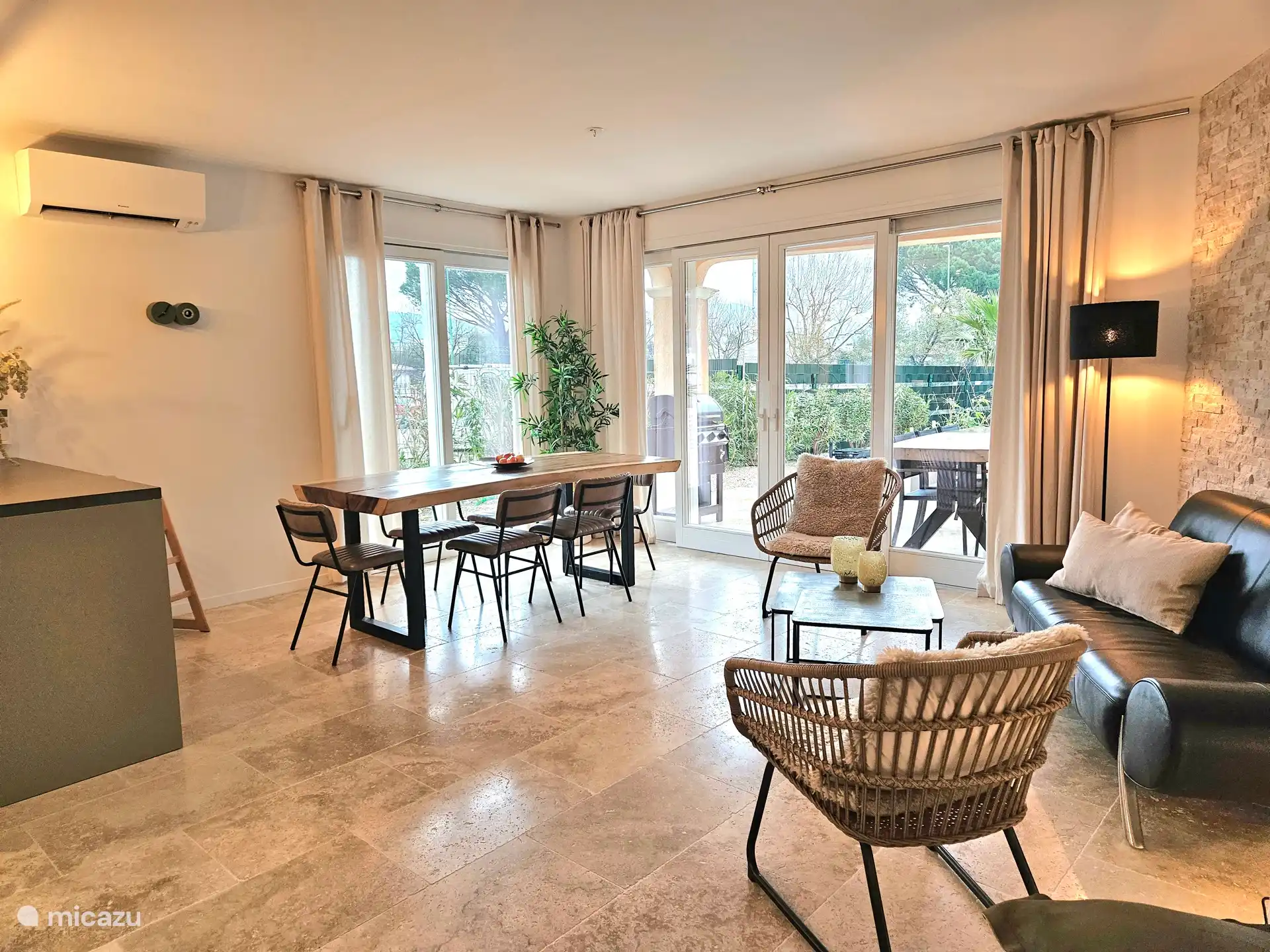 Woonkamer met schuifpui