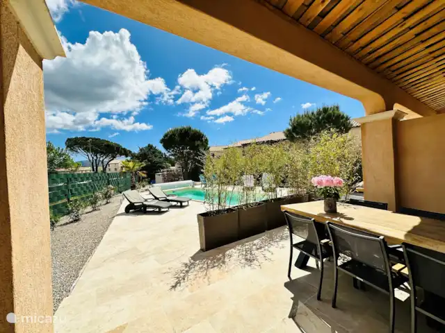 Maison Laurier Rose huren in Frankrijk, Côte d´Azur, Le Plan-de-la-Tour - vakantiehuis Overdekt terras met eettafel en gasbarbecue