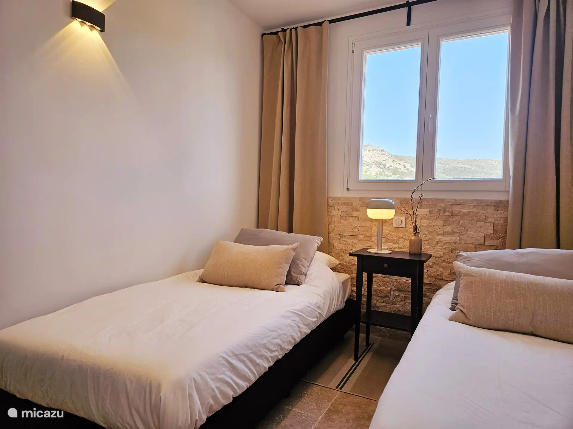 Schlafzimmer mit Doppelbett