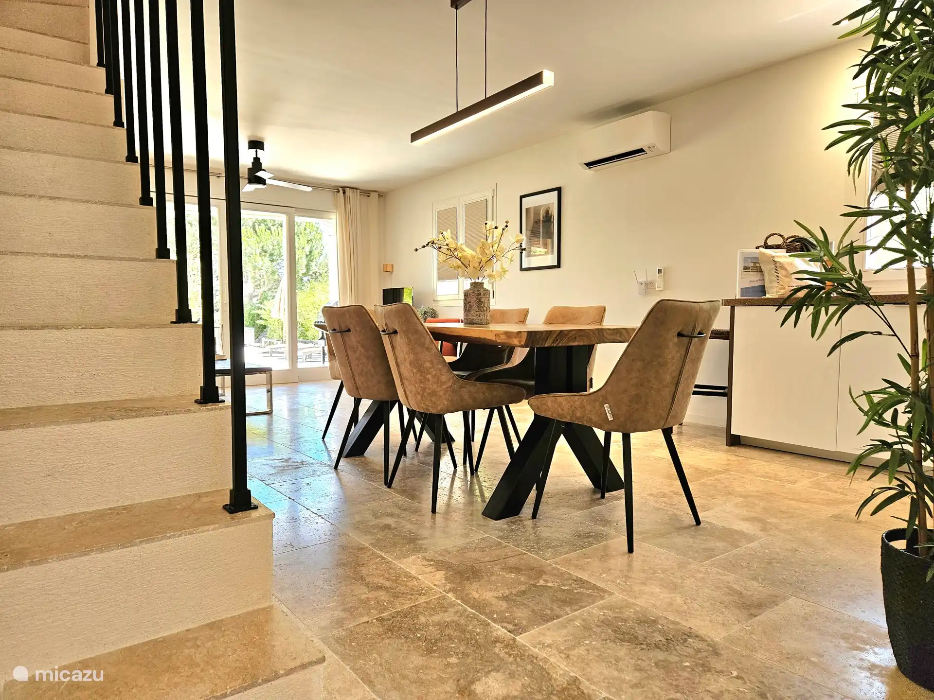 Comedor con cocina moderna