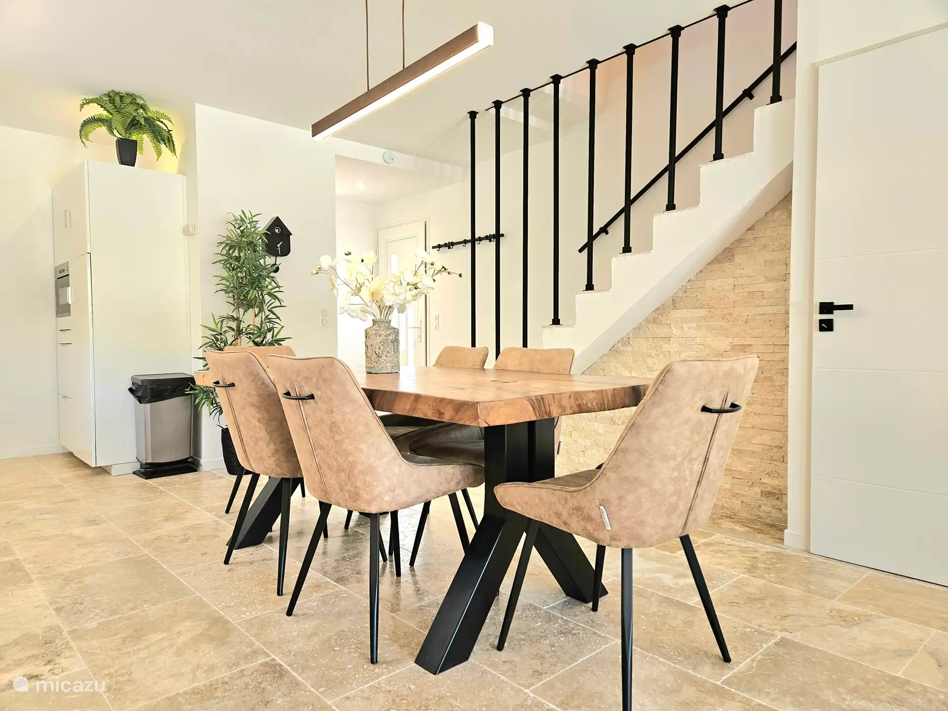 Comedor con escaleras que llevan a la primera planta