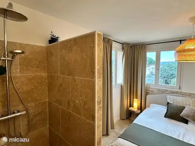 Hébergement familial les 2 Oliviers | France, Côte d'Azur, Le Plan-de-la-Tour - maison de vacances Salle de bain attenante