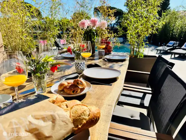 Hébergement familial les 2 Oliviers | France, Côte d'Azur, Le Plan-de-la-Tour - maison de vacances Petit-déjeuner sur la terrasse