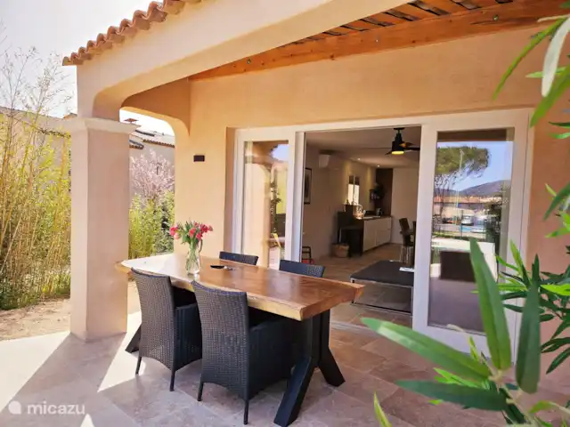 Hébergement familial les 2 Oliviers | France, Côte d'Azur, Le Plan-de-la-Tour - maison de vacances Terrasse couverte avec table à manger