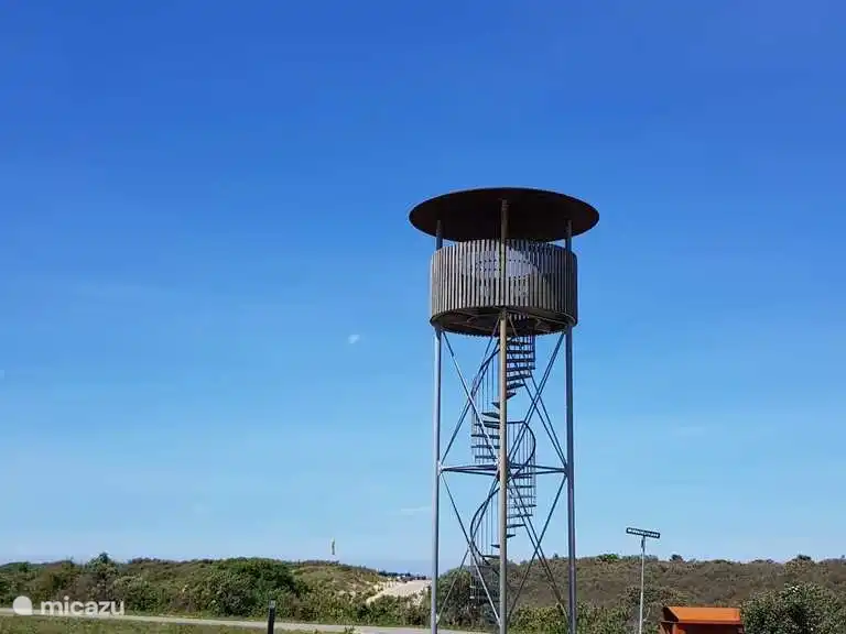 Tour d'observation à l'entrée de la plage
