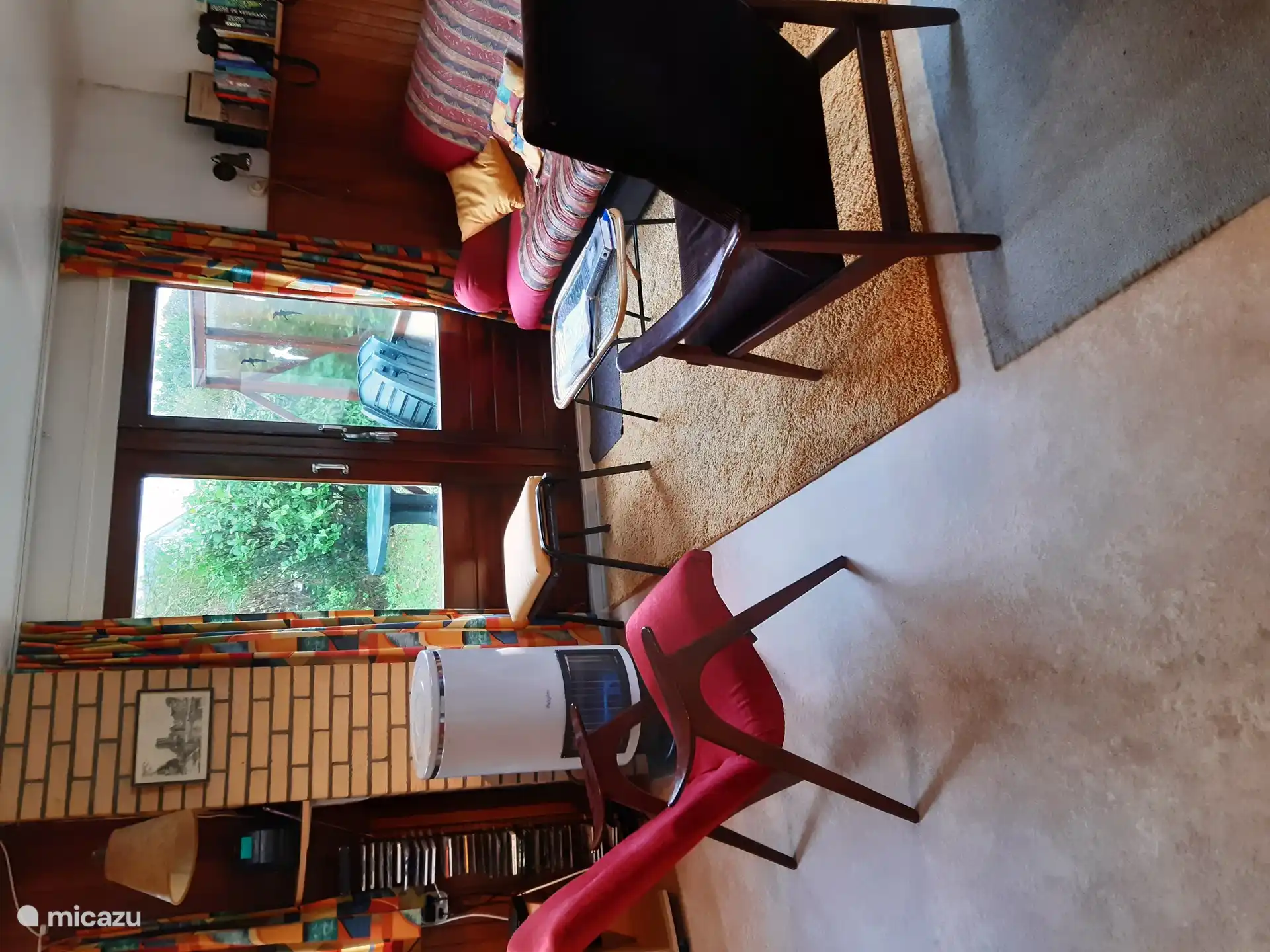 Le coin salon avec portes patio donnant sur la terrasse