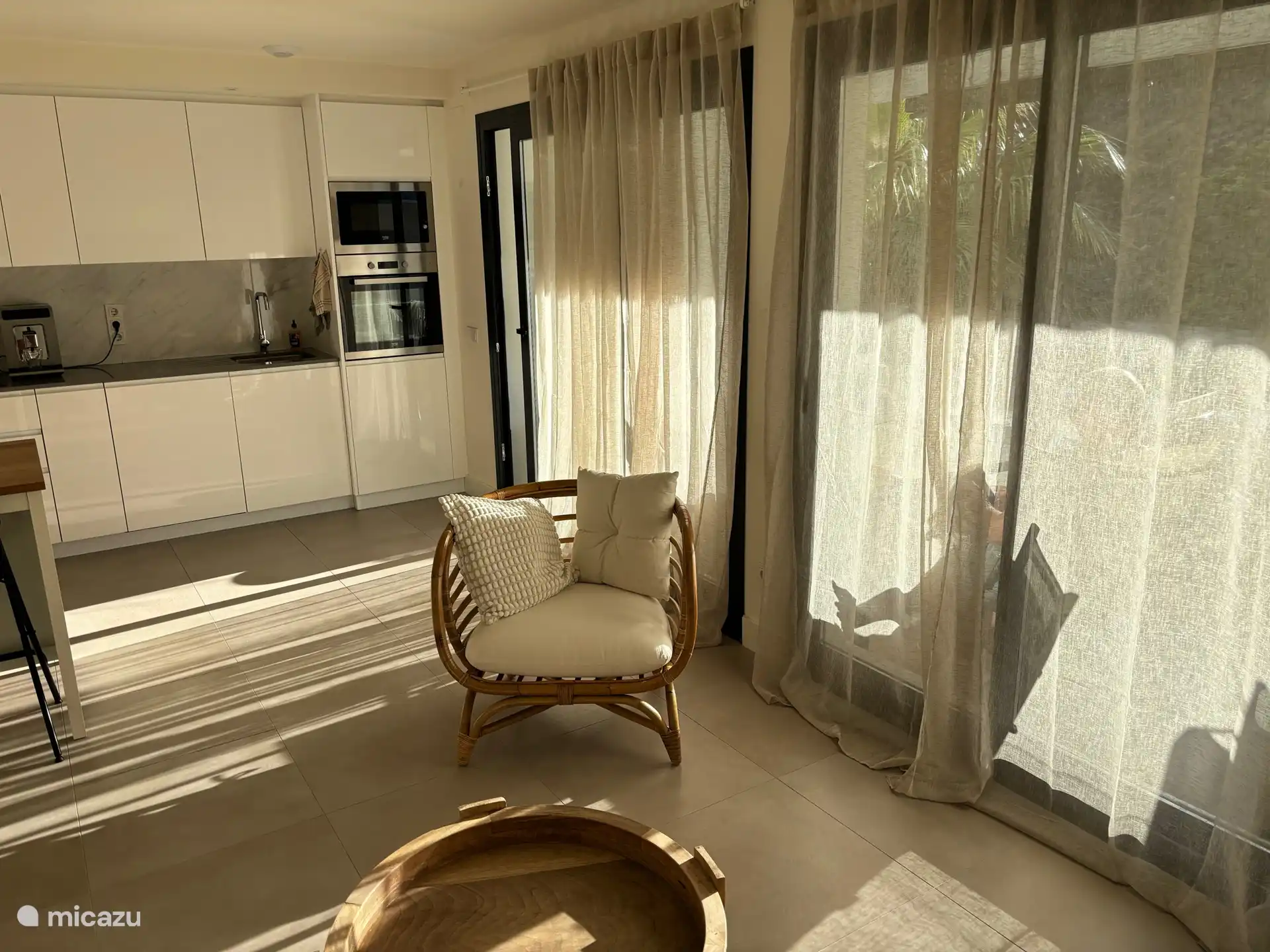 Küche mit verschiedenen Geräten