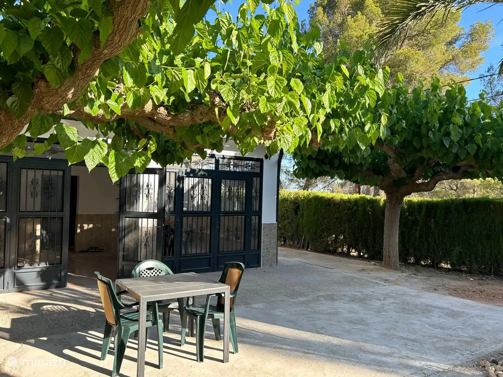 Schöne Frontansicht des Hauses mit viel Grün rundherum.