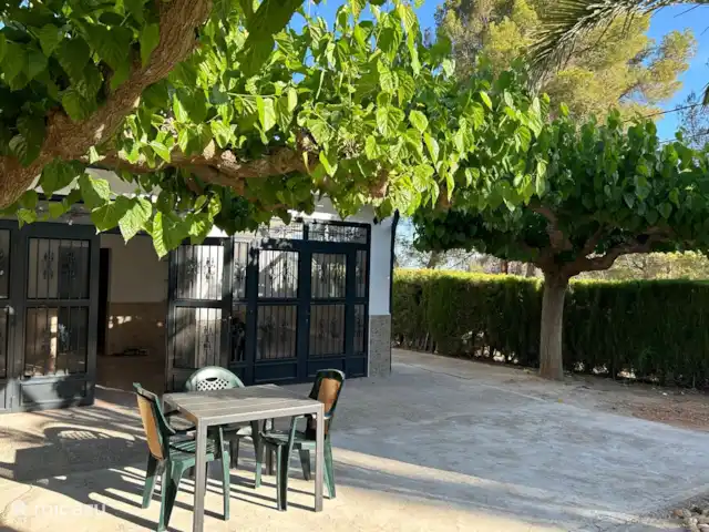 Villa Morera en España, Valencia, Albaida - villa Hermosa vista frontal de la casa con vegetación alrededor.