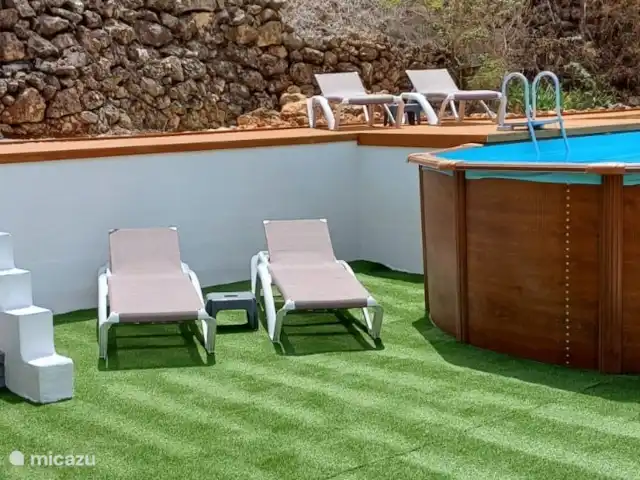 Villa Morera en España, Valencia, Albaida - villa Tumbonas alrededor de la piscina y también un precioso césped artificial suave.