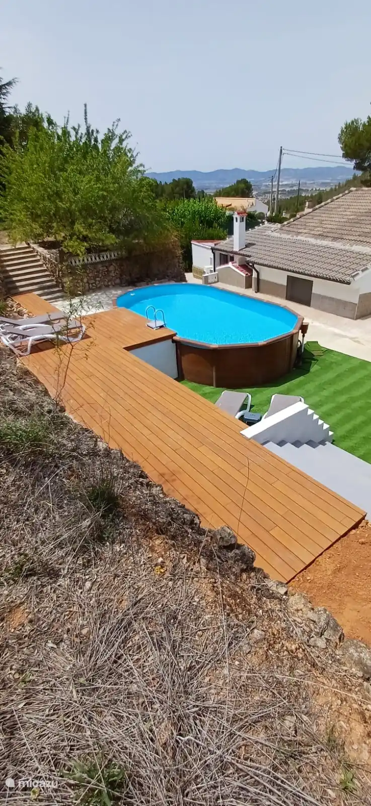 Terrasse rund um den Pool. Die Treppe ist fest und auch die Sonnenterrasse ist schön