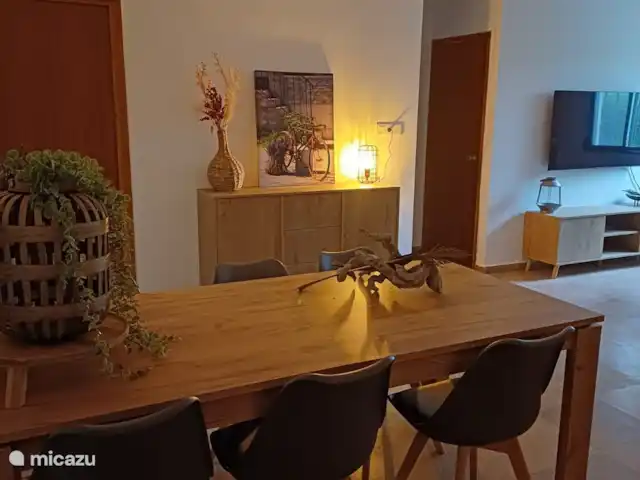 Villa Morera en España, Valencia, Albaida - villa Una vista diferente en el salón. El aparador es visible desde la mesa del comedor. También se ven el televisor y el mueble de televisión. La puerta de la izquierda da a una habitación doble.