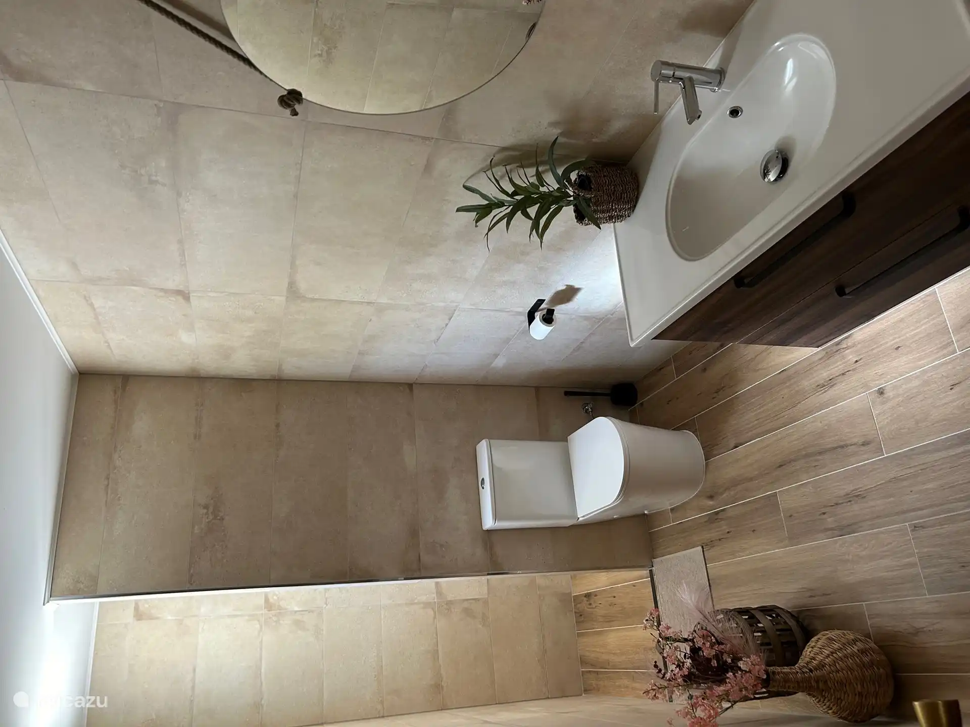 Komplett renoviertes geräumiges Badezimmer. Die Dusche befindet sich hinter der Toilettenwand