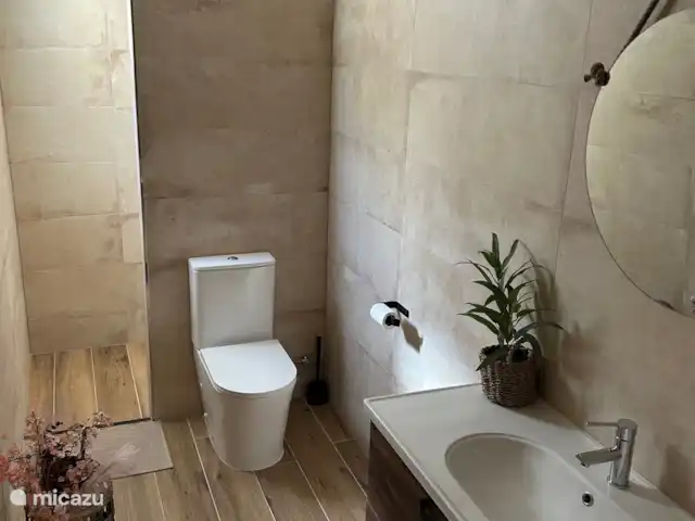 Villa Morera en España, Valencia, Albaida - villa Amplio baño completamente reformado. La ducha está detrás de la pared del baño.