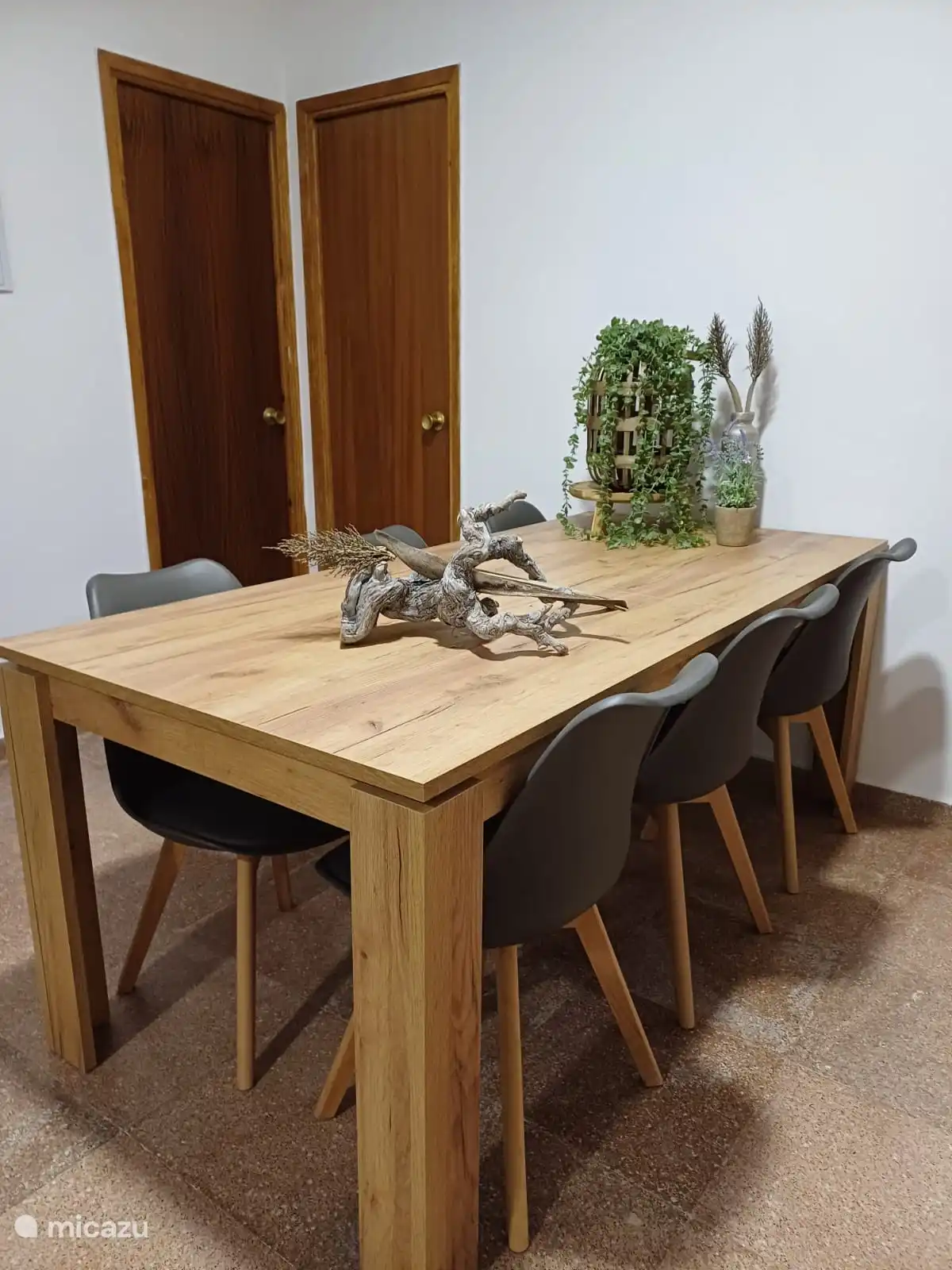 Der schöne Esstisch im Wohnzimmer. 6 Personen in der Basis, aber erweiterbar auf 8 Personen. Die Türen im Hintergrund führen (links) zum Hauptschlafzimmer und (rechts) zum Hauptbadezimmer.