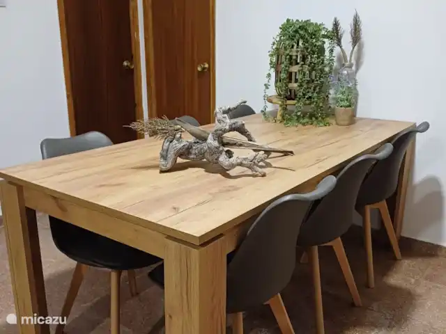 Villa Morera en España, Valencia, Albaida - villa La preciosa mesa de comedor del salón. 6 personas en la base pero ampliable a 8 personas. Las puertas al fondo son (izquierda) del dormitorio principal y (derecha) del baño principal.