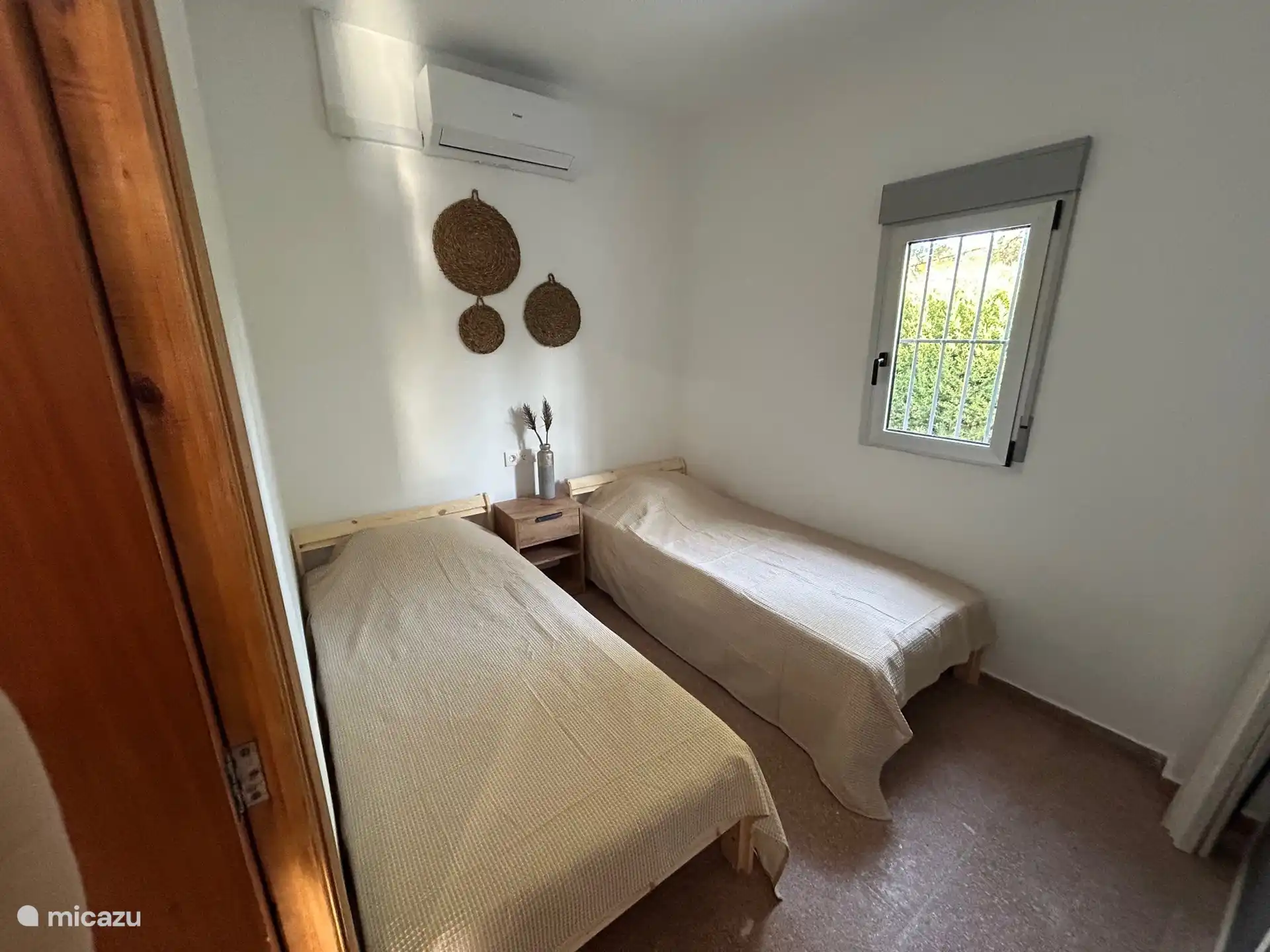 Doppelzimmer mit 2 Einzelbetten. Ausgestattet mit Rollläden, Gittern, Moskitonetz und Klimaanlage.