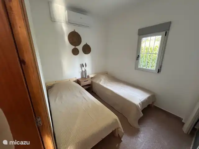 Villa Morera en España, Valencia, Albaida - villa Habitación doble con 2 camas individuales. Equipado con persianas, rejas, mosquitera y aire acondicionado.