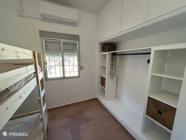Villa Morera en España, Valencia, Albaida - villa Habitación con litera y amplio armario. Equipado con persianas, rejas, mosquitera y aire acondicionado.