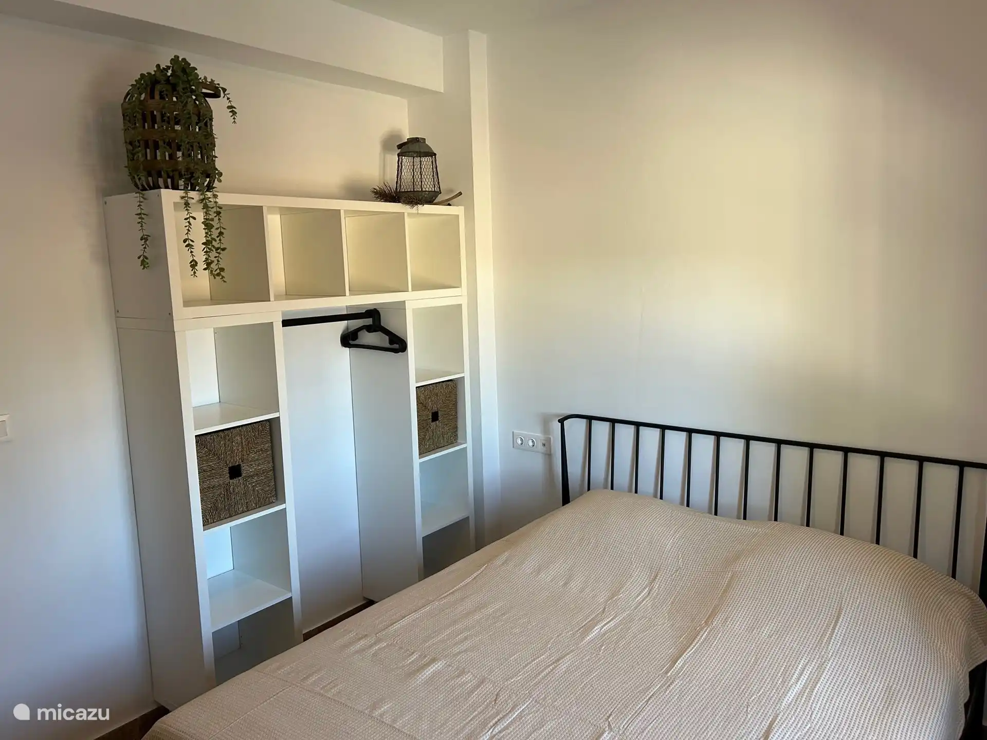 Schlafzimmer 2 mit Doppelbett.
Ausgestattet mit Rollläden, Klimaanlage usw.