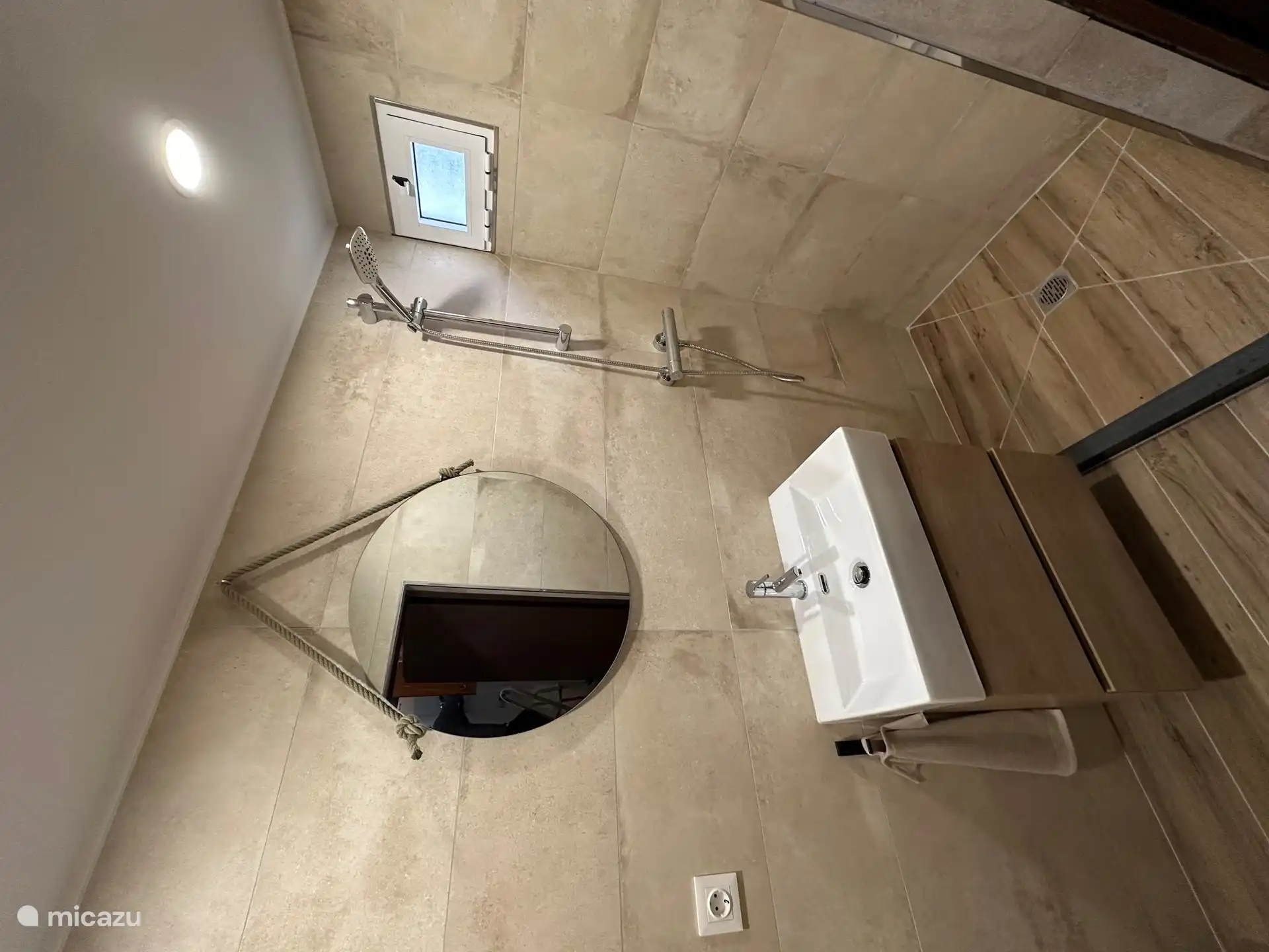 Duschecke und Waschbecken im Badezimmer 2