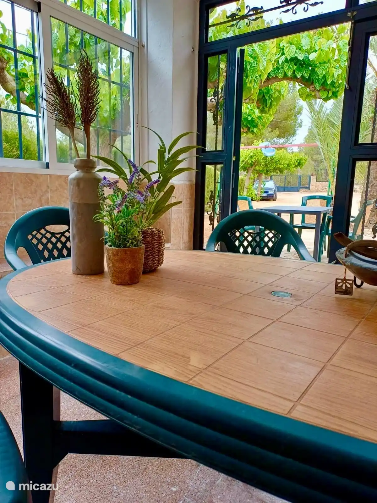 Atmosphärenbild-Wintergarten. Fenster lassen sich öffnen, Moskitonetze für alles.