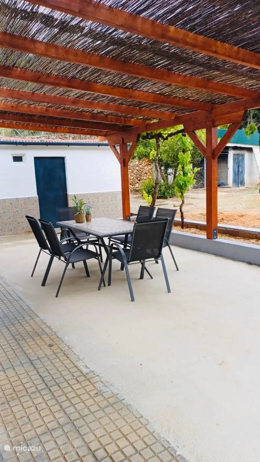 Foto des Daches und der hinteren Terrasse mit Blick auf den Hinterhof. Neues Vordach im Ibiza-Stil.