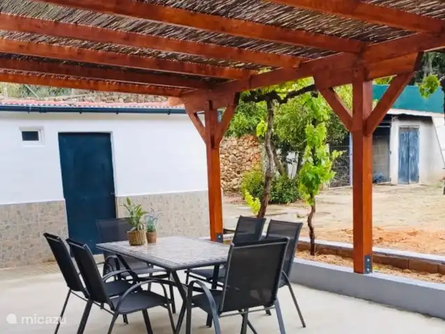 Villa Morera en España, Valencia, Albaida - villa Foto de la azotea y terraza trasera con vista al patio trasero. Nueva capota estilo Ibiza.