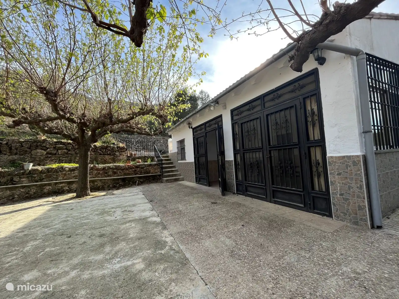 Unterschiedliche Ansicht der Wintergartentüren und der Vorderseite des Hauses. (Winterperiode ohne Grün)