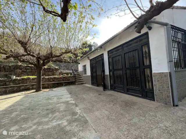 Villa Morera en España, Valencia, Albaida - villa Vista diferente de las puertas del invernadero y el frente de la casa. (período invernal sin vegetación)