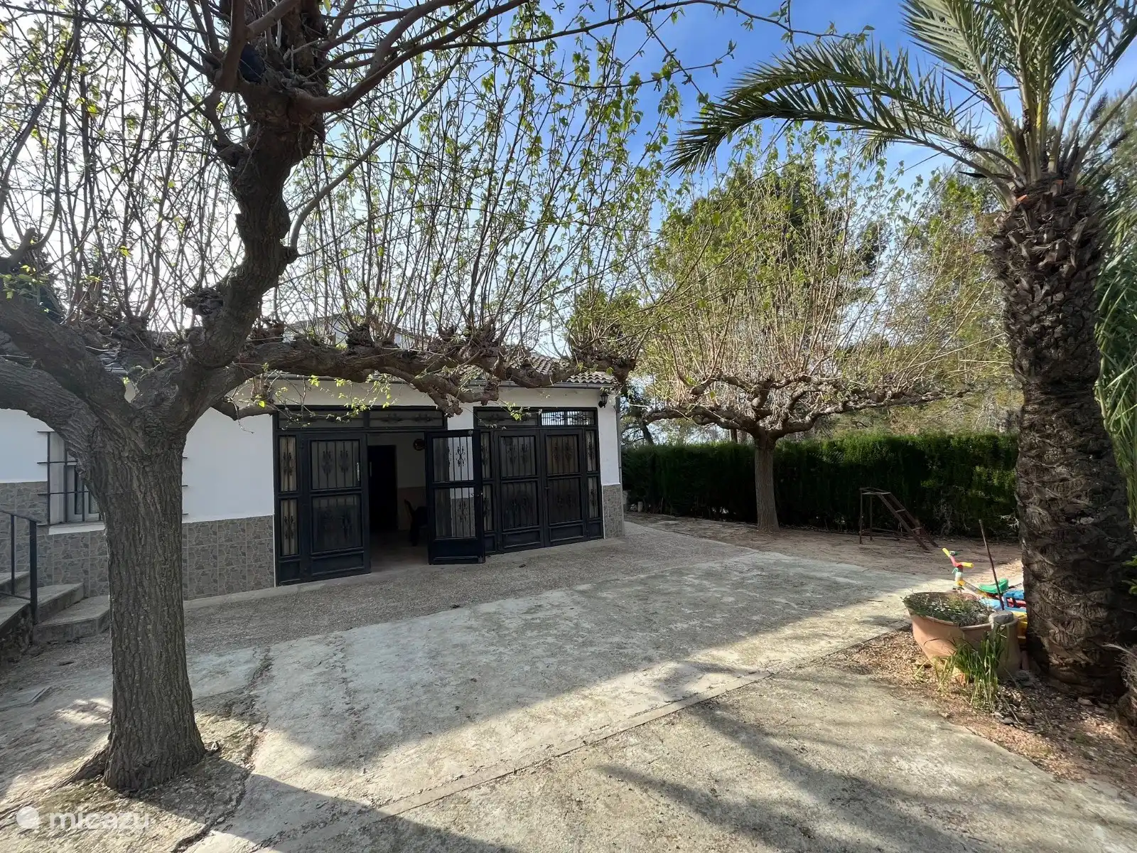 Auf diesem Foto sehen Sie die Vorderseite des Hauses mit geschlossenen Türen (Winterzeit ohne Grün). Die Türen sind mit HOR-Gittern ausgestattet, so dass der Wintergarten frei von Schädlingen ist. Hier kann man auch sitzen, wenn es regnet.