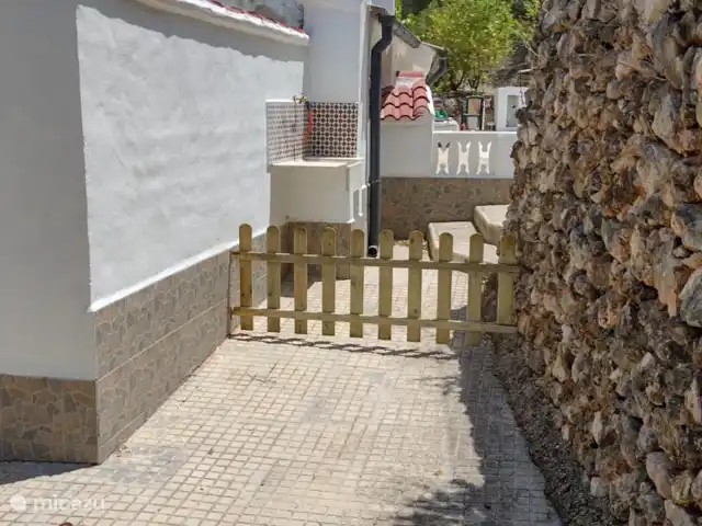 Villa Morera en España, Valencia, Albaida - villa La piscina se puede cerrar por puertas. La seguridad para los niños o los perros es lo primero