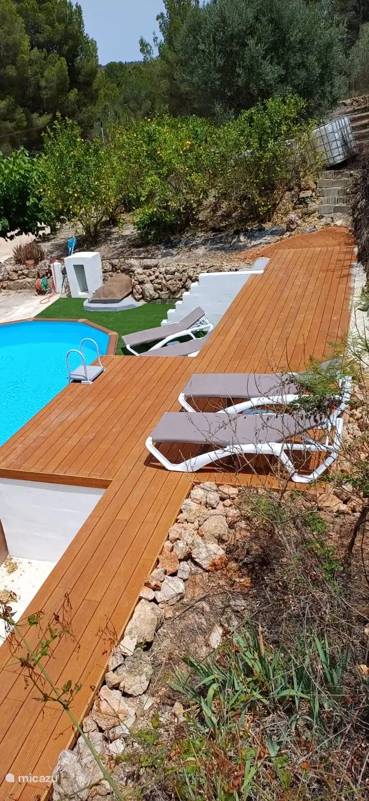 Terrasse rund um den Pool. Die Treppe ist fest und auch die Sonnenterrasse ist schön