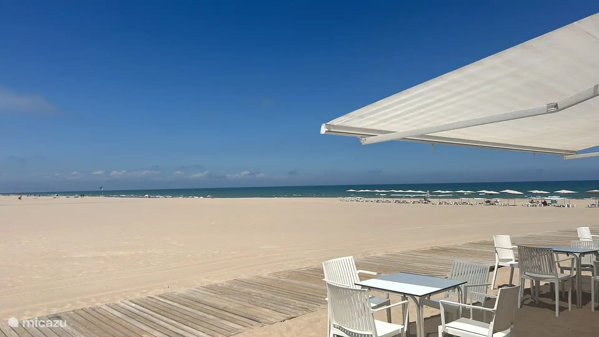 Strand von Gandia. Weitläufiger, sauberer Strand mit schöner Promenade. 