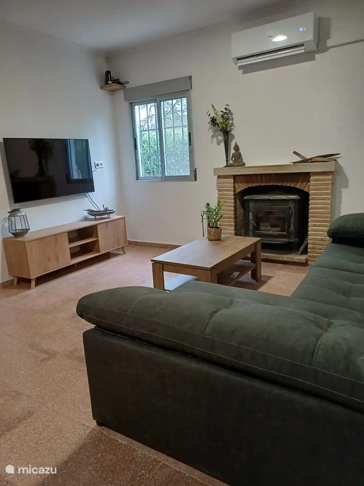 Noch ein Foto vom Sitzbereich. Komplett neue Möbel und Klimaanlage.