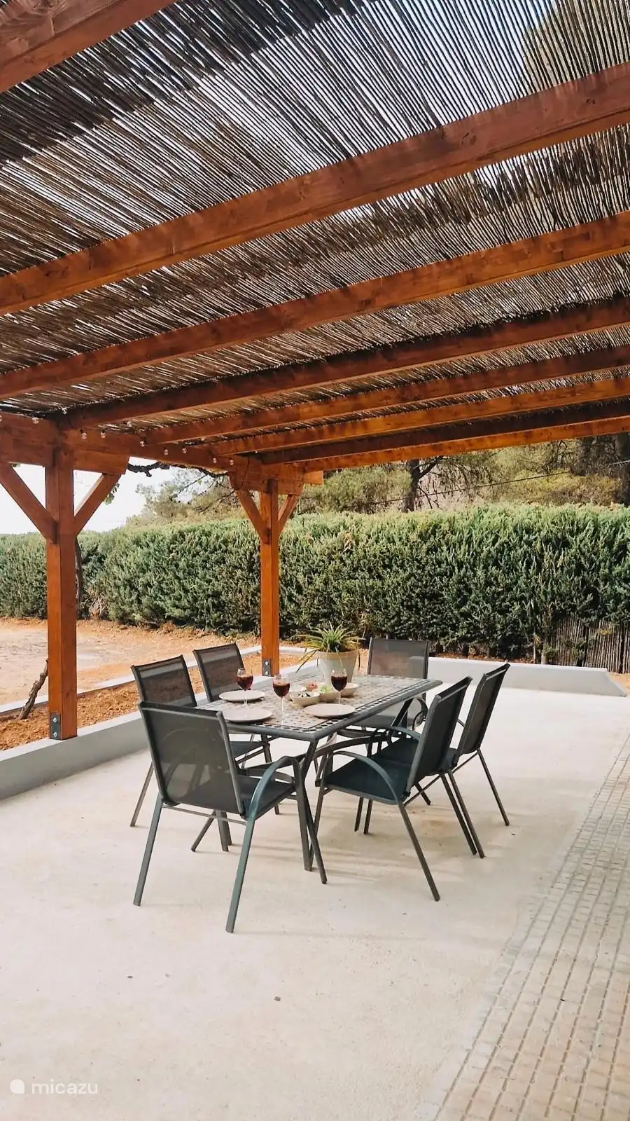 Große hintere Terrasse, überdacht und mit einem schönen Gartenset. Noch schöner mit der Sonne!