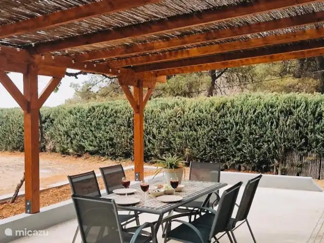 Villa Morera en España, Valencia, Albaida - villa Amplia terraza trasera, cubierta y con un bonito conjunto de jardín. ¡Aún más hermoso con el sol!