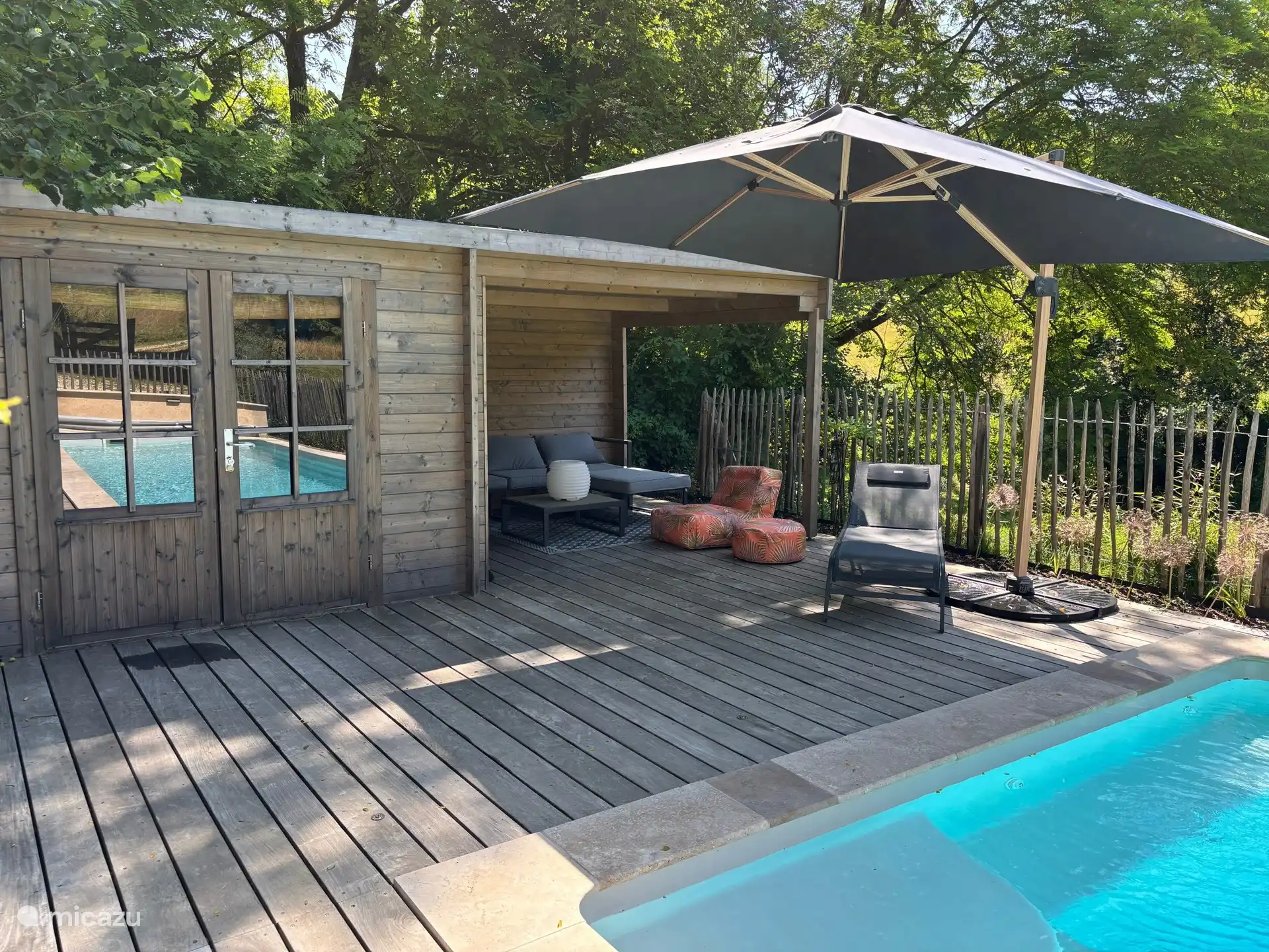 Terras bij het zwembad met lounge