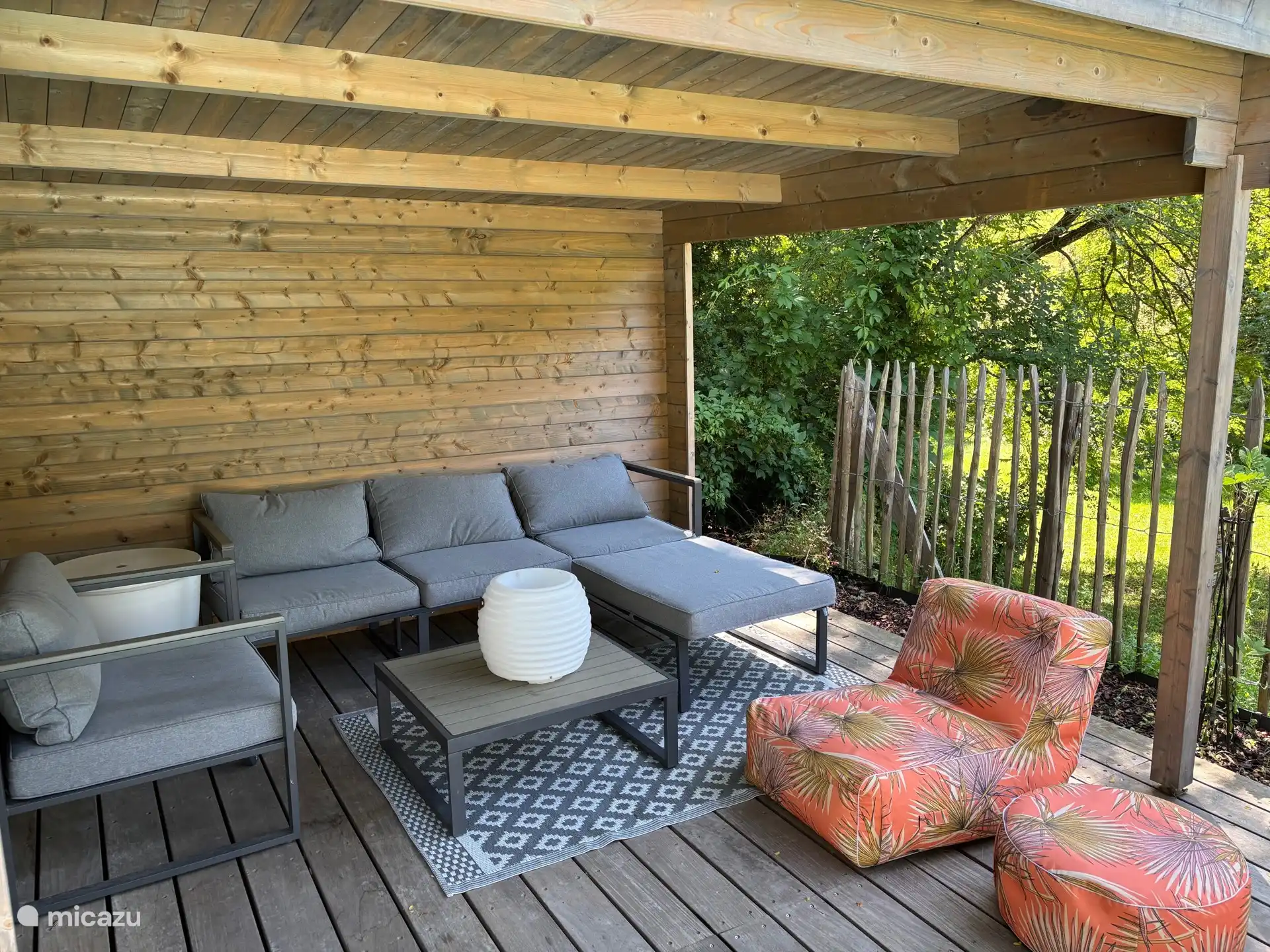 Lounge set onder overkapping