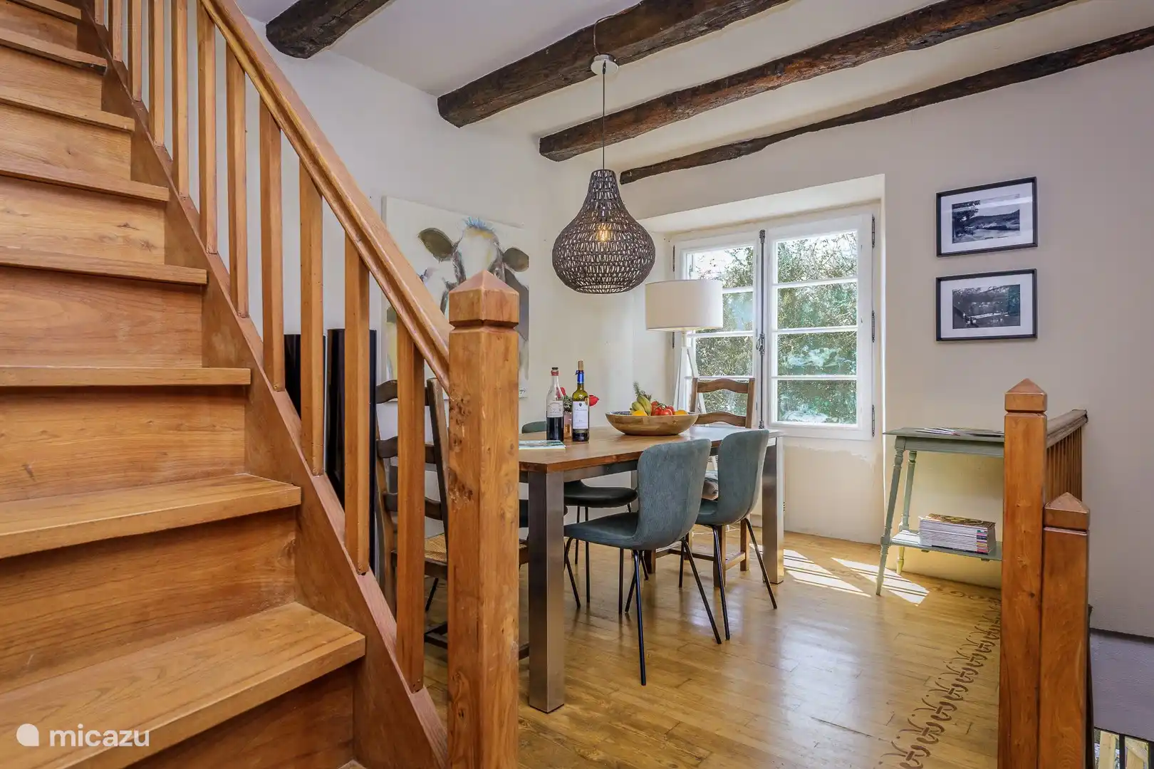 Der Essbereich und die Treppe in den ersten Stock