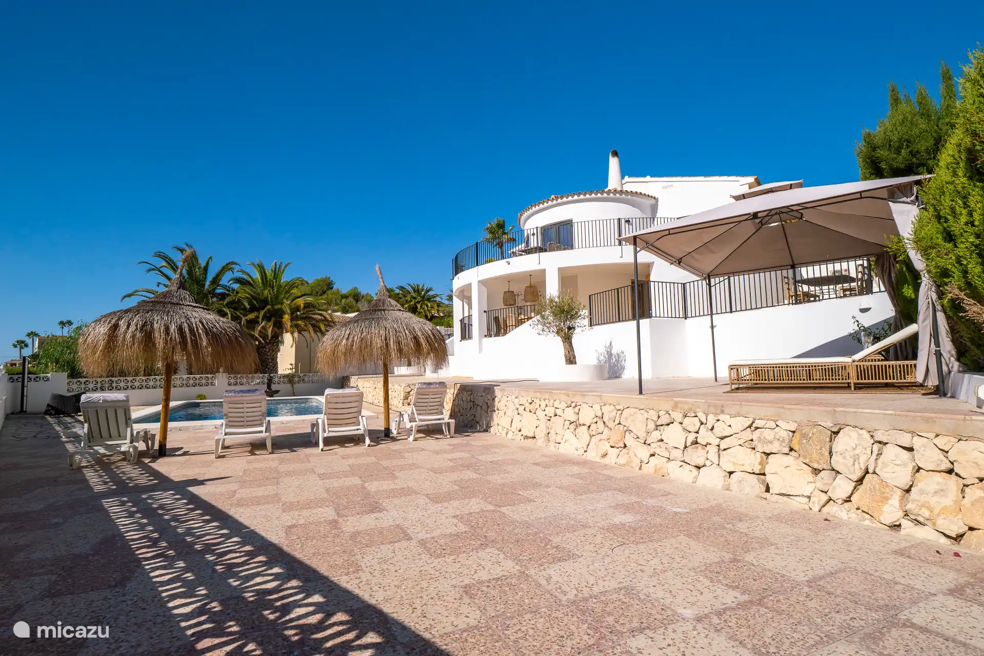 Terrasse de piscine spacieuse