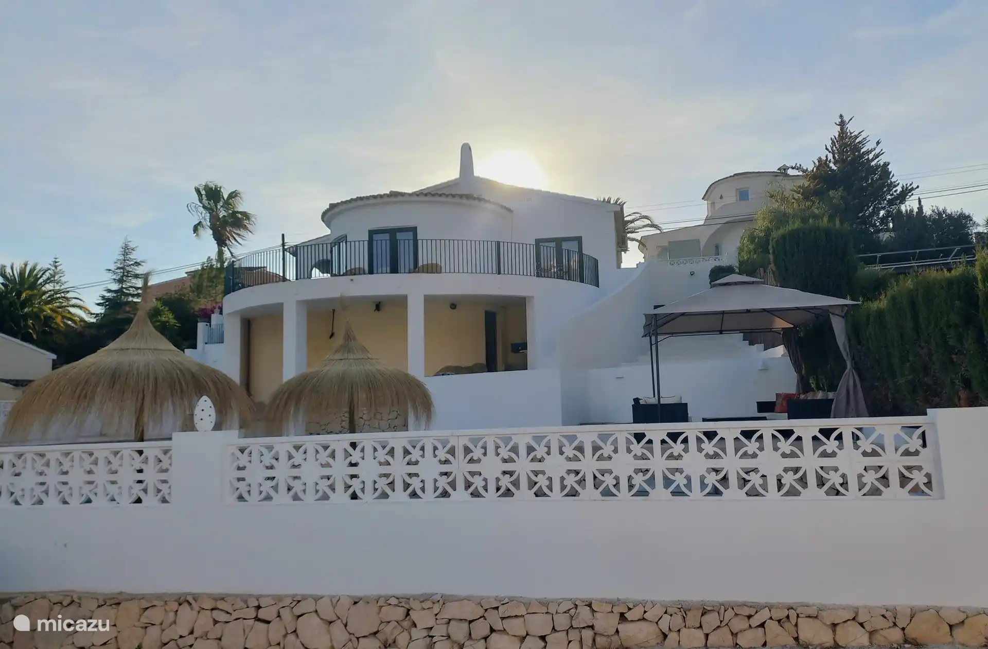 Das Haus in der Abendsonne mit fast rundum Terrasse, also Panorama- und Meerblick nach allen Seiten
Das Haus ist nach Südwesten ausgerichtet, also immer Sonne von morgens morgens bis spät abends
