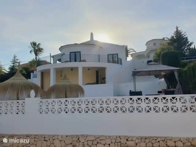 Le Savoir Vivre | Espagne, Costa Blanca, Benitachell - villa La maison au soleil du soir avec terrasse presque tout autour donc panoramique et vue mer de tous les côtés
La maison est orientée sud-ouest donc toujours le soleil du matin jusqu’à tard le soir