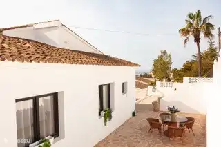 Das Haus an der Vorderseite, schöne Sitzgelegenheiten in der Sonne  
Mittagessen am Nachmittag mit einem schattigen Plätzchen